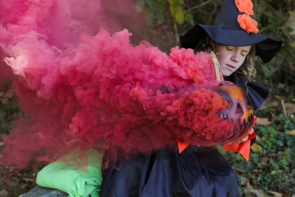 Menina Vestida Como Bruxa Para Halloween Com Abóbora Fumaça Mágica — Fotografia de Stock