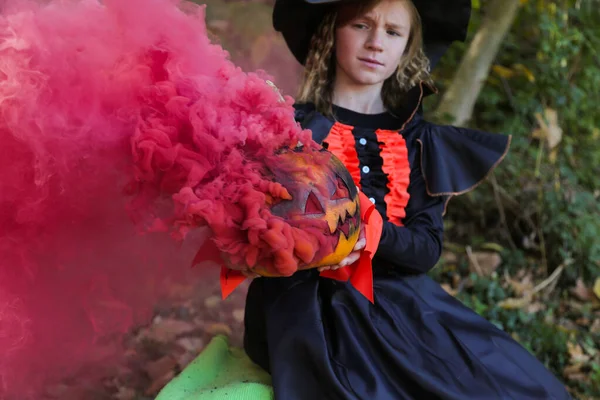 Chica Vestida Bruja Para Halloween Con Calabaza Humo Mágico Bosque —  Fotos de Stock