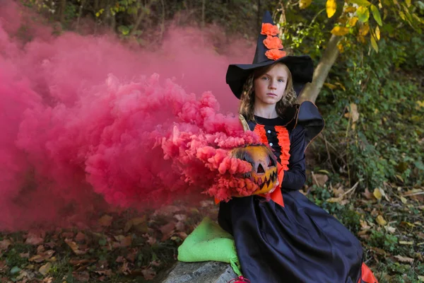Chica Vestida Bruja Para Halloween Con Calabaza Humo Mágico Bosque —  Fotos de Stock