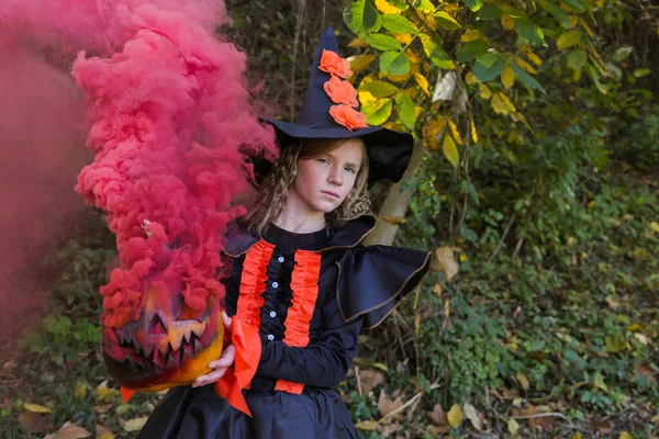 Chica Vestida Bruja Para Halloween Con Calabaza Humo Mágico Bosque —  Fotos de Stock