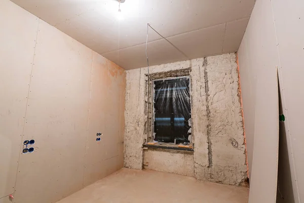 Proces pracy przy montażu ścian gipsowych z płyt gipsowo-kartonowych - w mieszkaniu trwa budowa, przebudowa, renowacja, rozbudowa, renowacja i przebudowa. — Zdjęcie stockowe