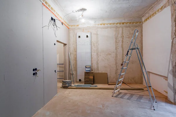 从石膏板-干墙-内公寓安装石膏墙的工作正在施工、改造、翻新、扩建、恢复和重建中. — 图库照片
