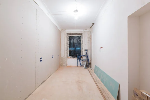 Proces pracy przy montażu ścian gipsowych z płyt gipsowo-kartonowych - w mieszkaniu trwa budowa, przebudowa, renowacja, rozbudowa, renowacja i przebudowa. Obrazy Stockowe bez tantiem