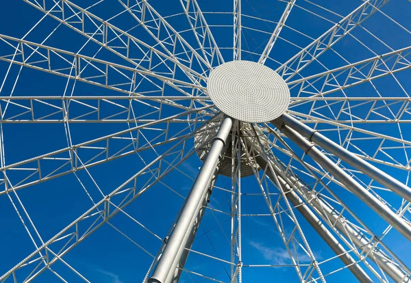 La partie centrale de la grande roue blanche au-dessus du ciel bleu. — Photo