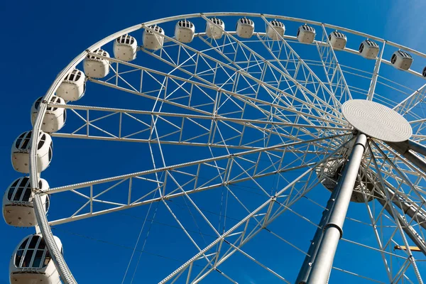 Білий колесо огляду над синім небом — стокове фото