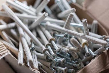 Yakın çekim malzemeler, vidalar, perdeler, çapalar.