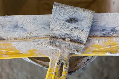 Apartman süresince işyerindeki macun bıçağı yapım, yenileme, yenileme, uzatma, restorasyon ve yeniden yapılanma aşamasında..