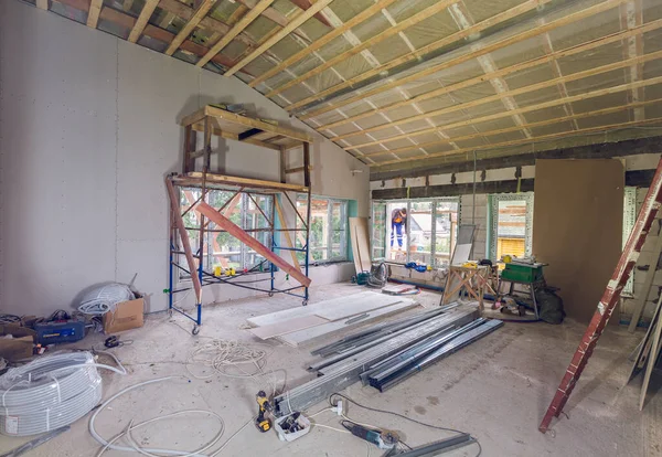 Arbeitsprozess der Renovierung Raum mit der Installation Trockenbau oder Gipskartonplatten und Leiter mit Baumaterialien sind in der Wohnung im Bau, Umbau, Renovierung, Erweiterung — Stockfoto