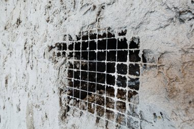 İnşaat, tadilat, yenileme, genişleme, restorasyon ve yeniden yapılanma aşamasındaki dairenin sıva kaplı duvarı..