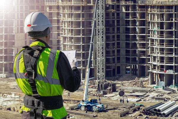 Collage de trabajadores de la construcción en casco y uniforme lee documentación técnica y sitio de construcción. —  Fotos de Stock