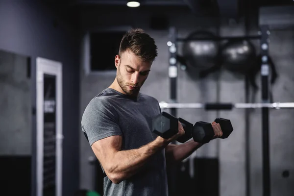 매력적 근육질인 남자의 빛나는 포오츠 남자는 질하고 현대식 체육관에 만두를 — 스톡 사진