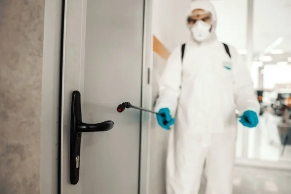 Εστιασμένη Βολή Ψεκαστήρα Χημικά Μπροστά Από Ντουλάπι Της Πόρτας Ζωή — Φωτογραφία Αρχείου