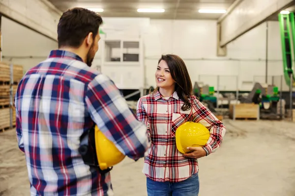 Rencontrez Homme Une Femme Vêtements Carreaux Décontractés Travail Dans Entrepôt — Photo