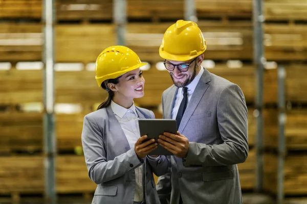 Melhoria Negócio Armazém Empresários Usam Fato Capacete Amarelo Protector Armazém — Fotografia de Stock