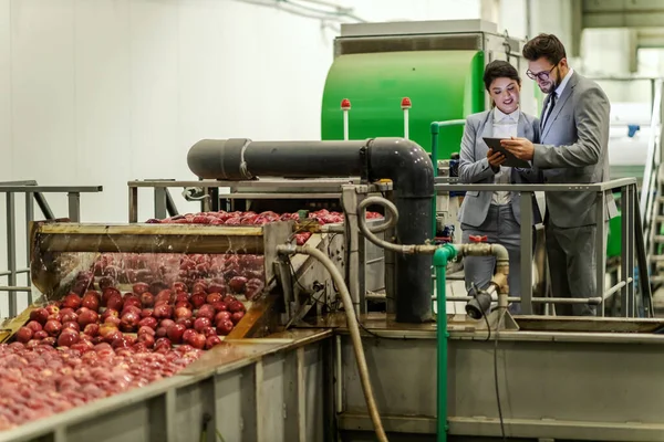 Μήλα Και Επισκέψεις Στη Διοίκηση Επιχειρηματίες Φοράνε Κοστούμι Εργοστάσιο Μήλων — Φωτογραφία Αρχείου