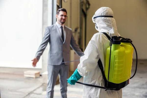 Homme Uniforme Protection Avec Réservoir Pulvérisateur Jaune Désinfectant Homme Costume — Photo