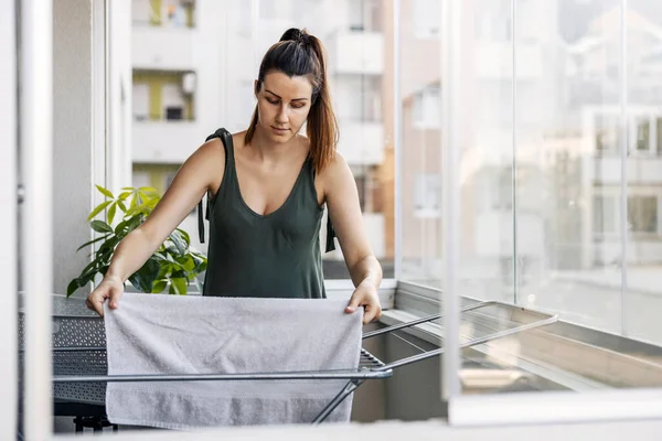 Wasserij Het Balkon Vrouw Doet Het Huishouden Een Vrouw Gekleed — Stockfoto