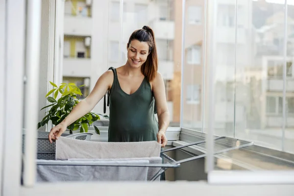 Portrait Une Jeune Femme Faisant Des Travaux Ménagers Empilant Étalant — Photo