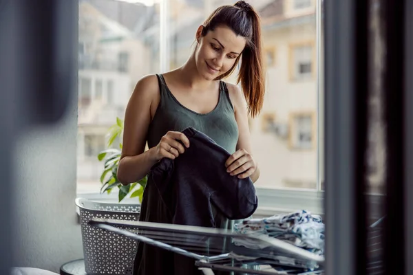 집안일을 여성의 포니테일 아내가 여자는 테라스에 세탁을 깔끔하게 집안일 스러운 — 스톡 사진
