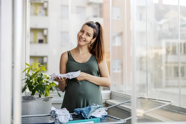 Kleding Klaarmaken Voor Komst Van Baby Een Zwangere Vrouw Levert — Stockfoto