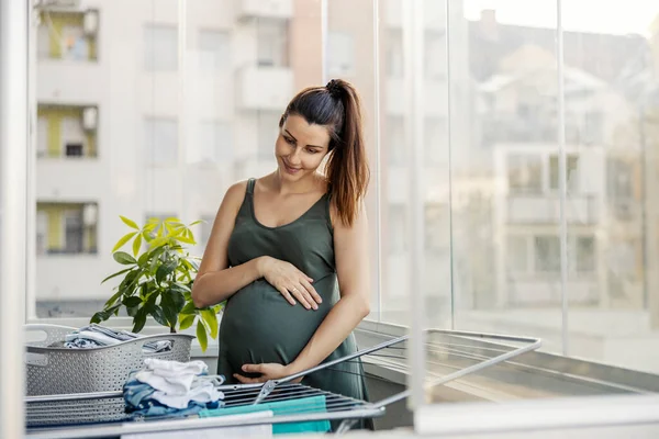 Välsignad Graviditet Och Hushållssysslor Gravid Kvinna Håller Magen Stående Terrassen — Stockfoto
