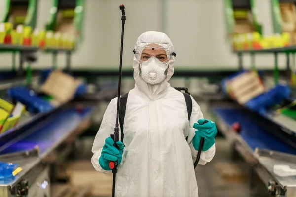 Nahaufnahme Einer Isolierten Professionellen Person Schutzkleidung Handschuhen Und Sprühgerät Zur — Stockfoto