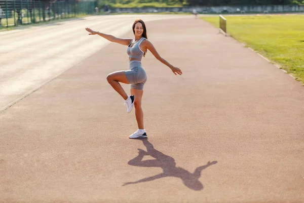 Entspannungsübungen Und Spaß Beim Workout Eine Frau Sportkleidung Führt Die — Stockfoto