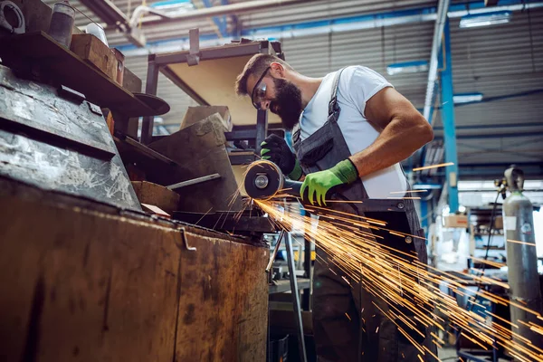 Tung Industriarbetare Skär Metalldelar Med Metallskärare Slipning Metallarbetare Verkstaden — Stockfoto