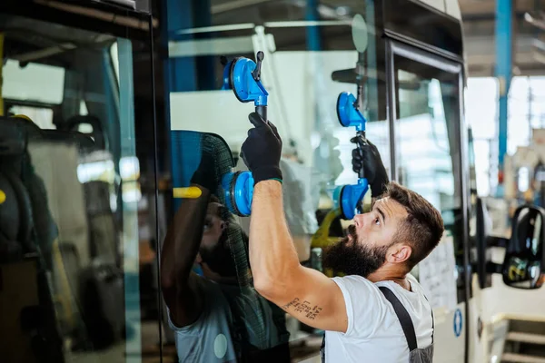 Travailleur Mécanicien Automatique Ajustant Les Nouvelles Fenêtres Bus Alors Tenait — Photo