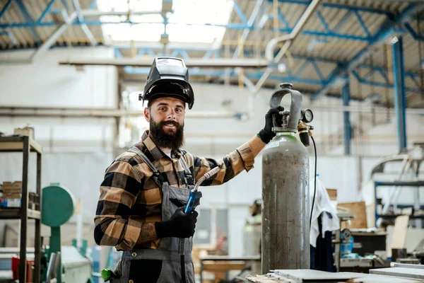 Trabalhador Com Uma Máscara Protetora Cabeça Está Preparando Para Fazer — Fotografia de Stock