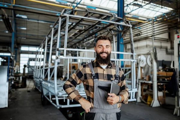 Trabalhador Indústria Automobilística Feliz Com Tablet Sob Axila Olhando Para — Fotografia de Stock