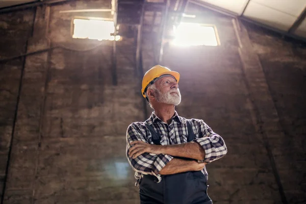 Low Angle View Old White Bearded Worker Hands Crossed Waiting — Stock Photo, Image