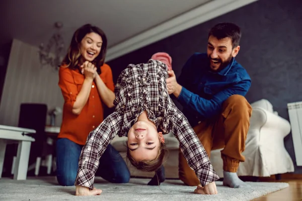 Mutlu Aile Birlikte Harika Vakit Geçiriyor Anne Baba Kızına Akrobat — Stok fotoğraf