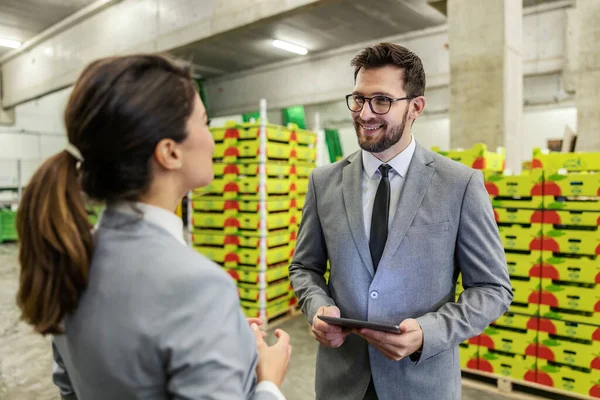 Ausbildung Zum Lagerleiter Ein Mann Und Eine Frau Business Anzug — Stockfoto