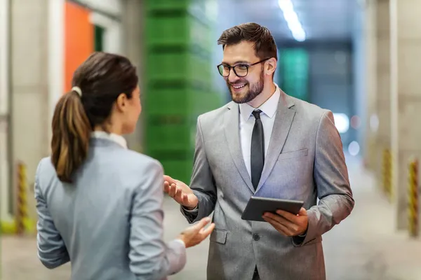 Formation Gérant Entrepôt Homme Une Femme Costume Affaires Tiennent Dans — Photo