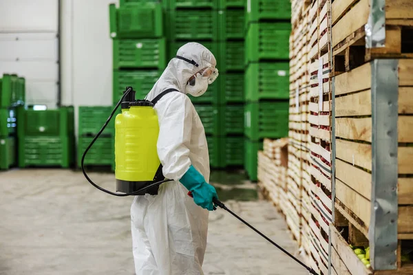 Une Personne Uniforme Protection Avec Masque Des Lunettes Pour Désinfecter — Photo