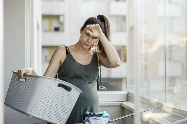 Frustrerad Gravid Kvinna Gör Hushållsarbete Den Förväntansfulla Modern Står Terrassen — Stockfoto