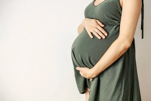 Живот Беременной Женщины Фокусе Большой Живот Будущей Мамы Находится Белом — стоковое фото