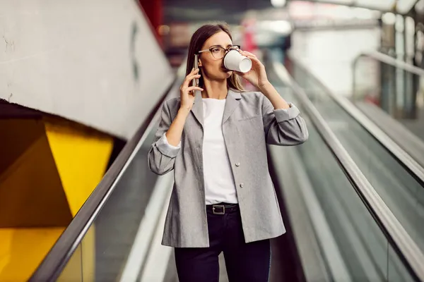 Egy Fiatal Elfoglalt Üzletasszony Megy Mozgólépcsőn Issza Kávéját Miközben Egy — Stock Fotó
