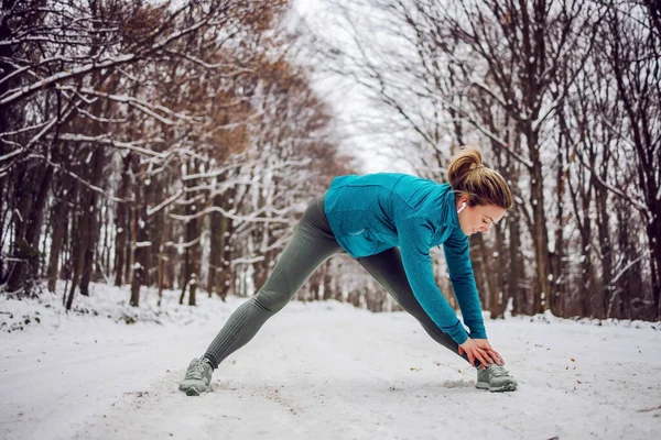 Adatta Sportiva Piedi Nella Neve Nella Foresta Facendo Esercizi Fitness — Foto Stock