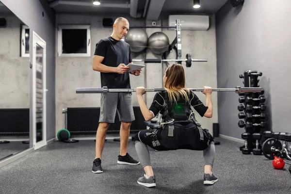 Kvinna Som Tränar Elektrisk Muskeldräkt Stimulerar Motion Ett Gym Ung — Stockfoto