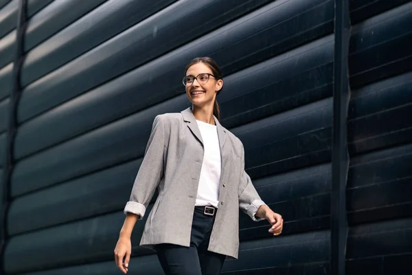 Una Joven Exitosa Sonriente Mujer Negocios Vestida Manera Casual Inteligente — Foto de Stock