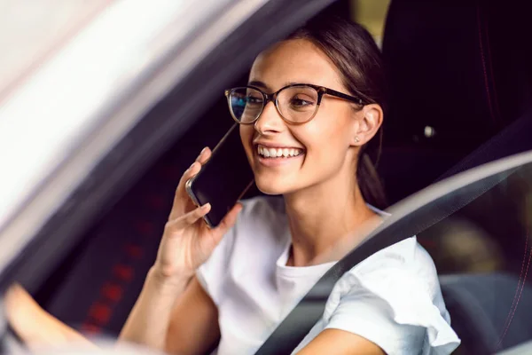 Uma Jovem Irresponsável Está Dirigindo Seu Carro Falando Telefone Muito — Fotografia de Stock