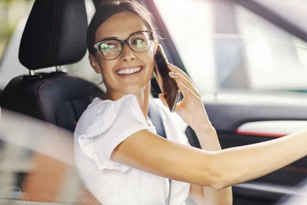 Uma Jovem Mulher Feliz Ter Telefonema Enquanto Ela Está Estacionando — Fotografia de Stock
