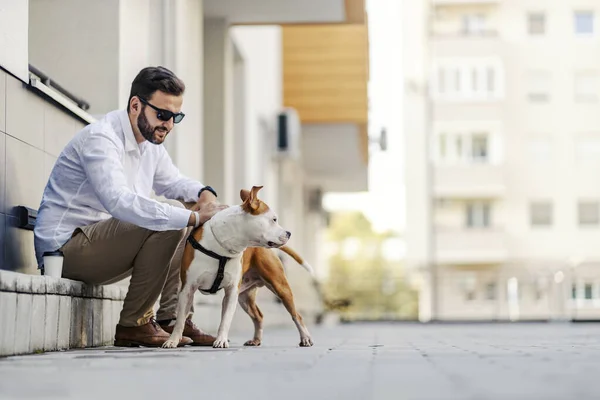 Affärsman Klädd Smart Casual Sitter Trottoaren Med Och Klappar Sin — Stockfoto