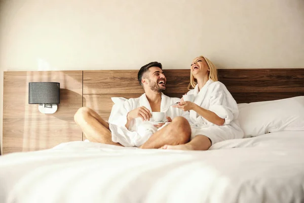 Yatakta Sabah Kahvesiyle Mahrem Anlar Aşığın Sıcak Elbiseler Içinde Kahve — Stok fotoğraf
