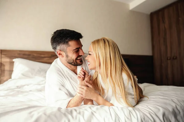 Bir Gülümsemeyle Uyanmak Sabahları Sevdiğinle Olmak Modern Bir Otelin Güneşli — Stok fotoğraf