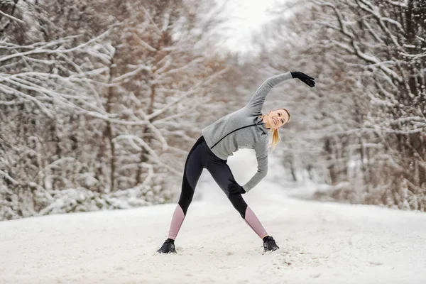 Спортсменка Стоїть Природі Зимовий День Виконує Розминку Розтяжку Вправ Здорові — стокове фото