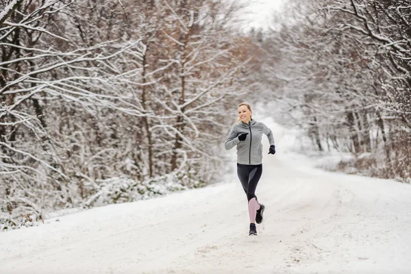 Sportswoman Jogging Nella Natura Sul Sentiero Innevato Inverno Fitness Invernale — Foto Stock