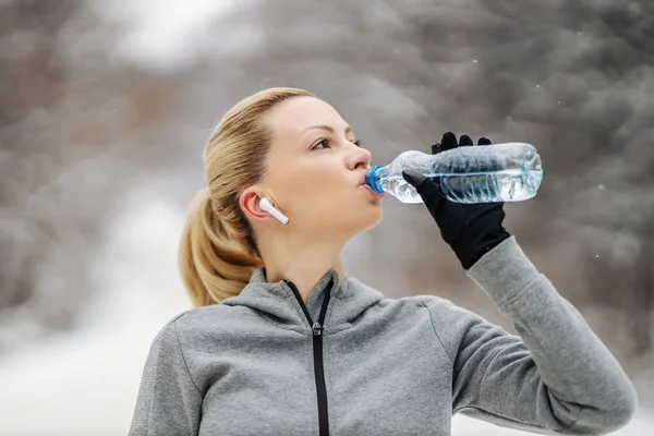 Sportskvinde Tager Pause Drikker Vand Mens Står Naturen Snedækket Vinterdag - Stock-foto